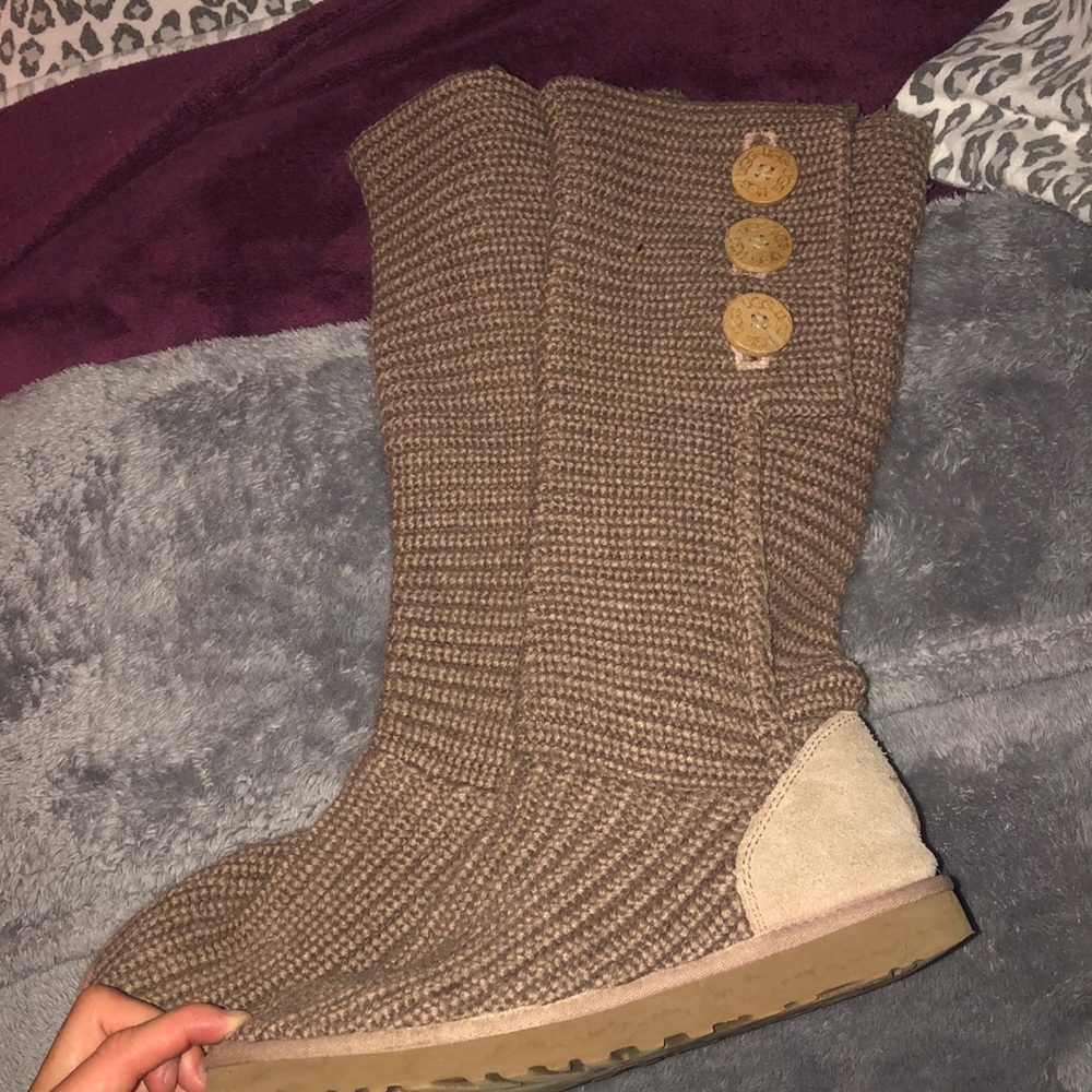UGGS - Picture 2 of 6